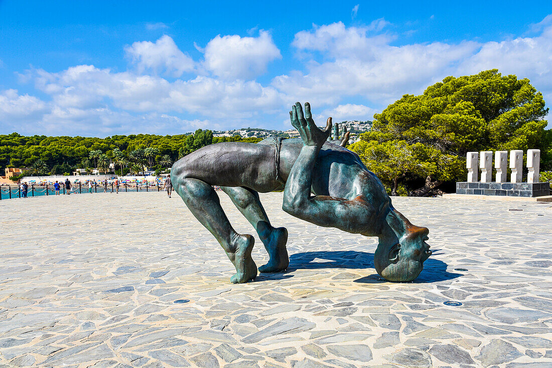 Broncefigur auf dem Spielplatz an der Promenade am Hafen, Moraira, Costa Blanca, Provinz Alicante, Spanien