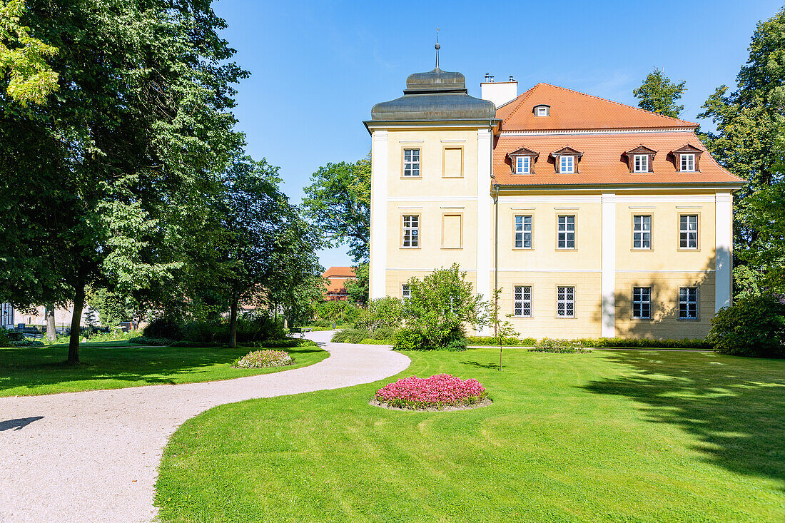 Großes Schloss Lomnitz (Zamek, Duży Pałac, Pałac Łomnica, Palac Lomnica) im Hirschberger Tal (Kotlina Jeleniogórska; Kotlina Jeleniogorska) im Riesengebirge (Karkonosze) in der Woiwodschaft Dolnośląskie in Polen