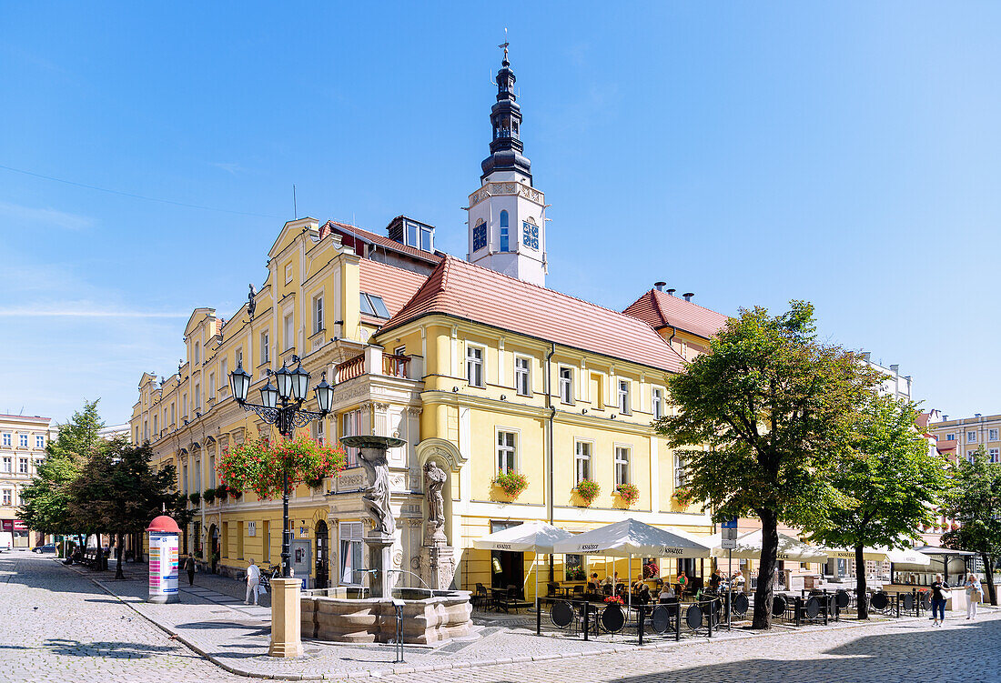 Rynek mit Ratahaus (Ratusz), Brunnen und Turm der Kirche St. Stanislaus und St. Wenzel (Stanislaus-und-Wenzel-Kathedrale, Katderal św. Stanisława i św. Wacława) in Świdnica (Schweidnitz, Swidnica) in der Woiwodschaft Dolnośląskie in Polen