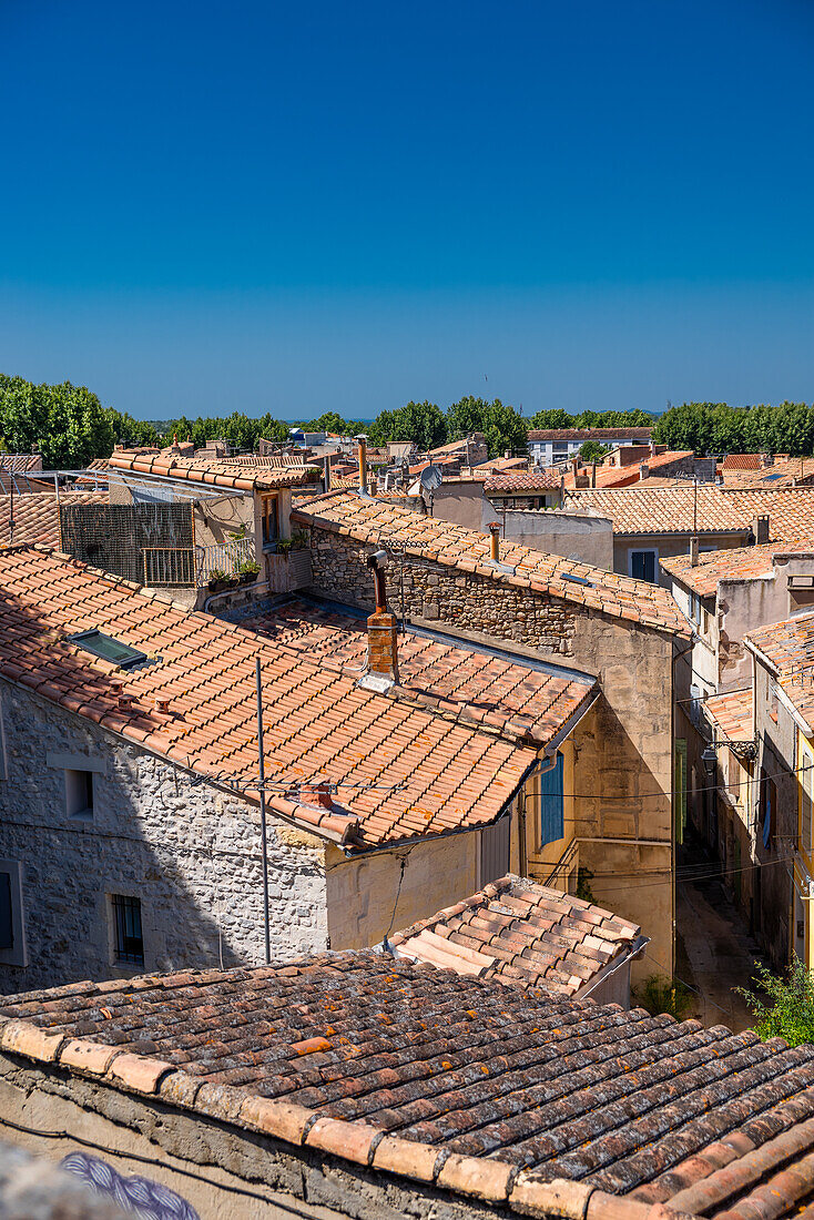 Rote Dächer von Arles, Frankreich.