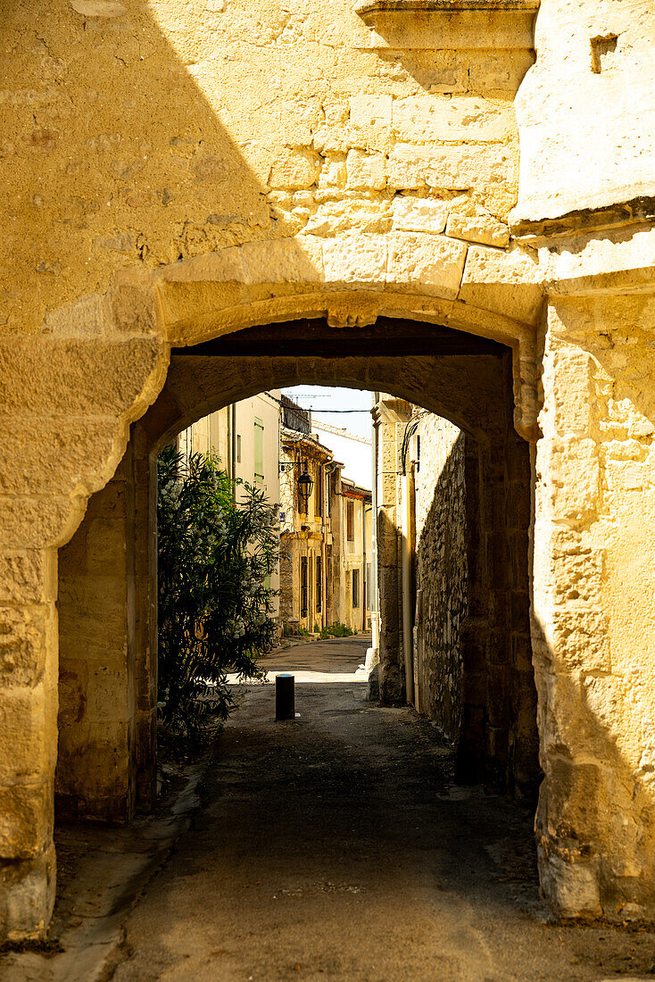 Kleiner Steintunnel in der mittelalterlichen Stadt Arles, Frankreich.