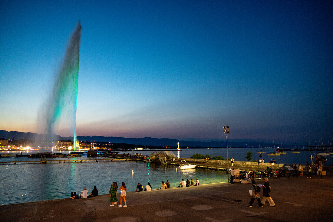 Der Jet d'eau, die große Wasserfontäne im Genfersee, Genf, Schweiz