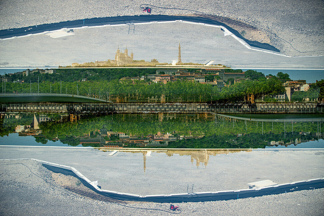 Doppelbelichtung der Stadt Lyon vom Ufer der Rhône aus gesehen.