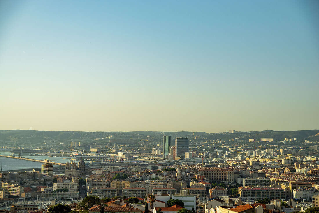 Ein Blick auf Marseille von einem nahe gelegenen Hügel, Frankreich