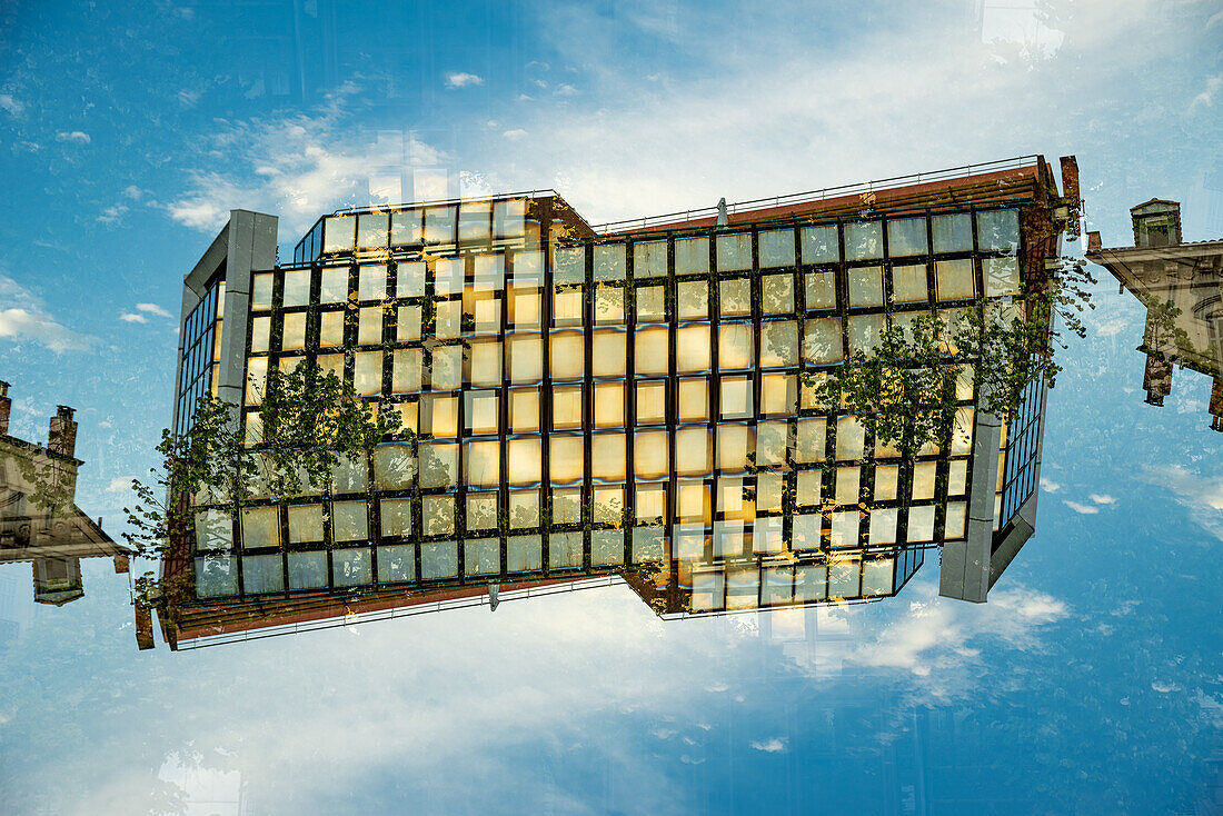 Doppelbelichtung eines modernistischen Gebäudes aus Glas und Stahl in Marseille, Frankreich.