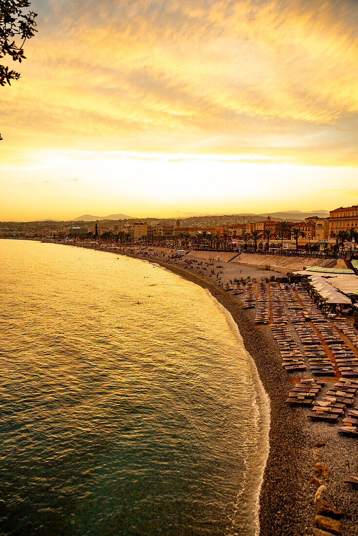 Blick auf den öffentlichen Strand von Castel und das Mittelmeer in Nizza, Frankreich