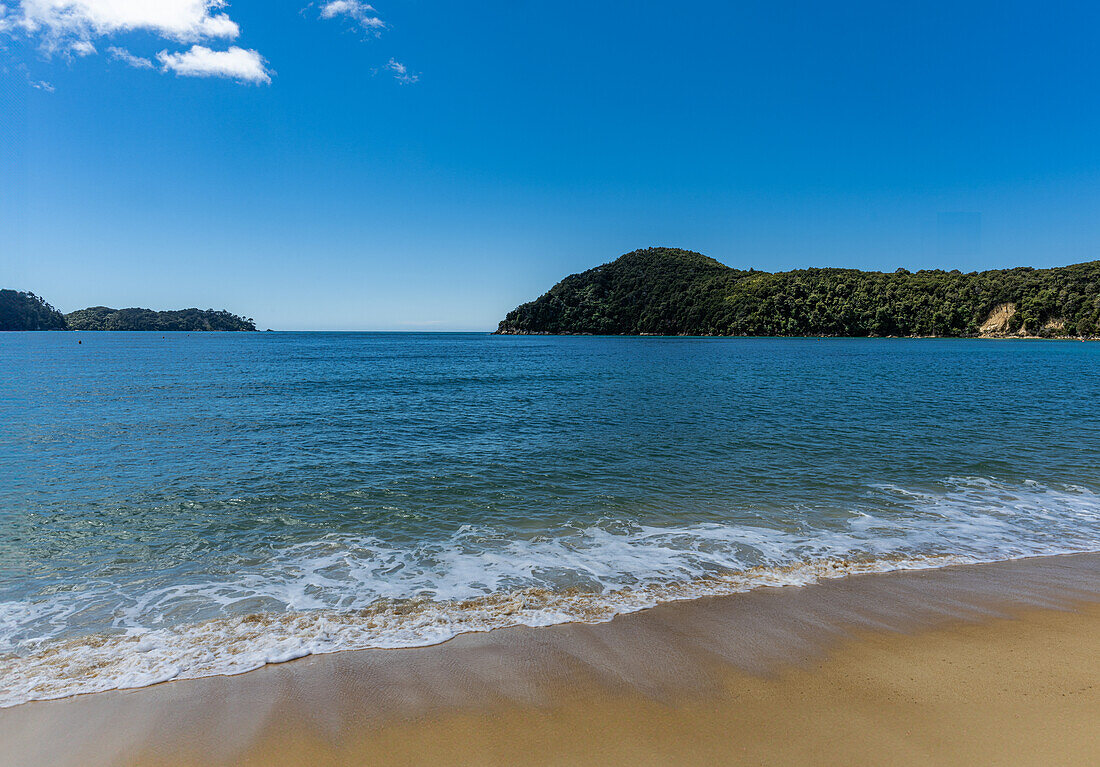 Blick auf den Abel-Tasman-Nationalpark von Wanderwegen im Park in der Nähe des Nelson Tasman Nationalpark auf der Südinsel Neuseeland