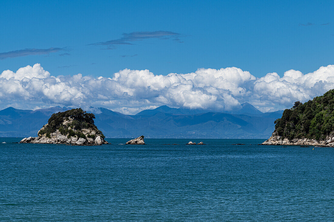 Blick auf den Abel-Tasman-Nationalpark von Wanderwegen im Park in der Nähe des Nelson Tasman Nationalpark auf der Südinsel Neuseeland