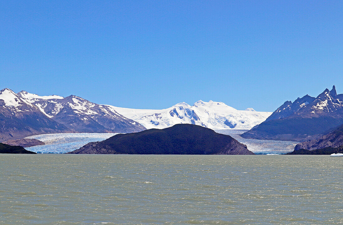 Chile; Südchile; Region Magallanes; Gebirge der südlichen Cordillera Patagonica; Gebirge im Nationalpark Torres del Paine; Lago Grey; im Hintergrund die Ausläufer des Grey Gletscher