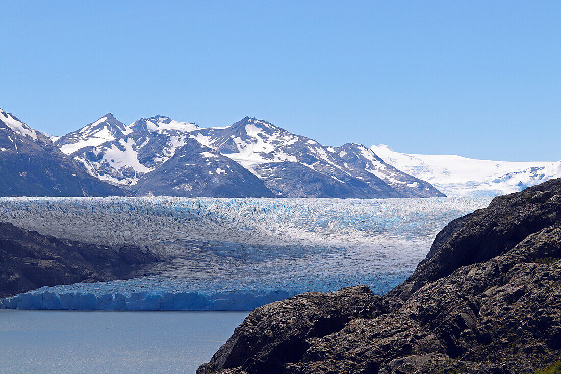 Chile; Südchile; Region Magallanes; Gebirge der südlichen Cordillera Patagonica; Nationalpark Torres del Paine; Blick auf den östlichen Teil des Grey Gletscher; mit Schnee bedecktes Gebirge im Hintergrund