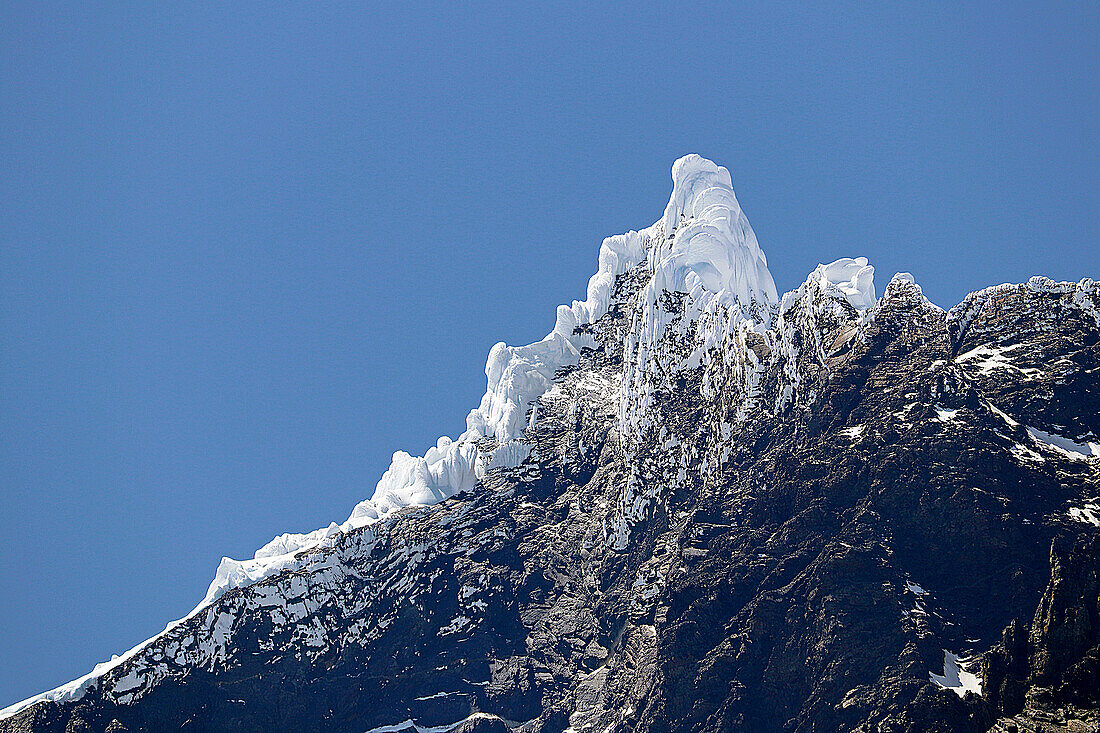 Chile; Südchile; Region Magallanes; Gebirge der südlichen Cordillera Patagonica; Nationalpark Torres del Paine; mit Eis bedeckter Berggipfel
