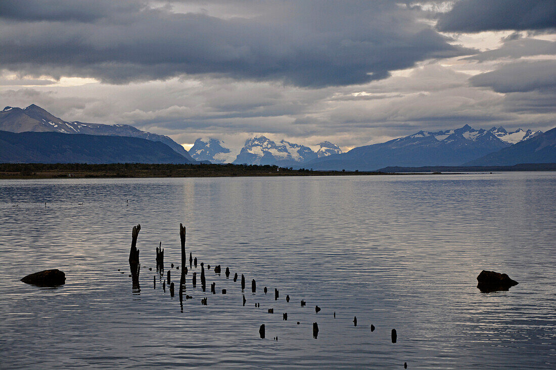 Chile; Südchile; Region Magallanes; Puerto Natales; historische Mole am Seno de Ultima Esperanza; im Hintergrund die Gebirge der südlichen Cordillera Patagonica