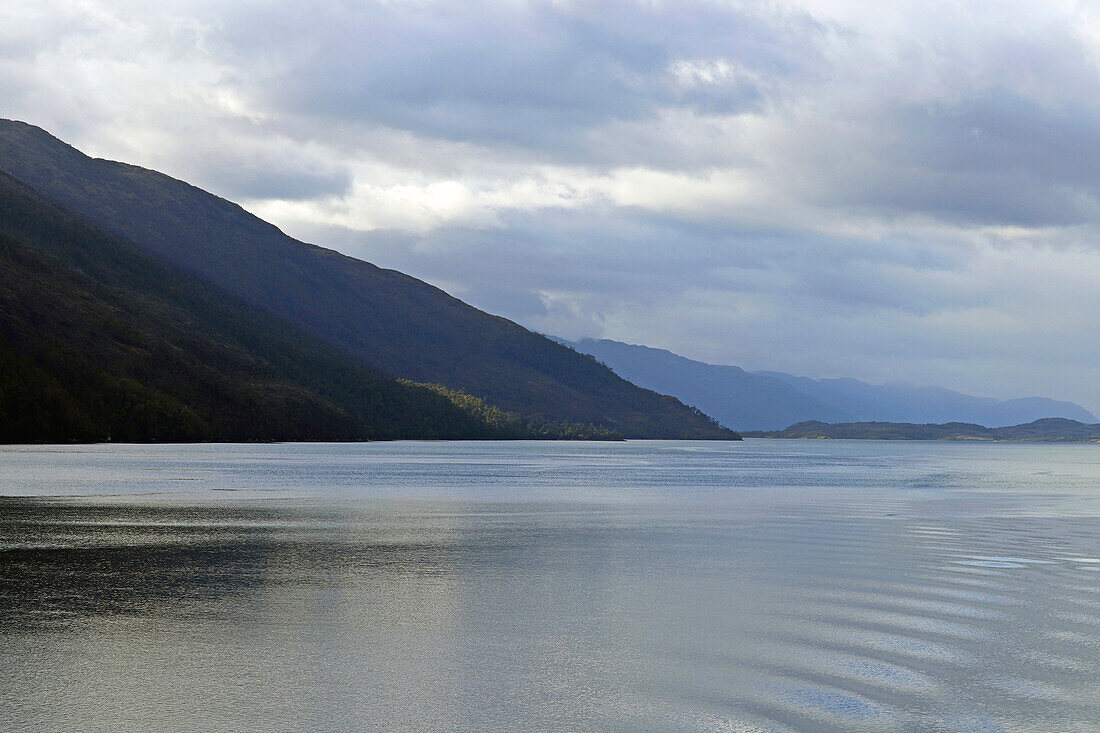 Chile; Südchile; Region Magallanes; Gebirge der südlichen Cordillera Patagonica; auf der Navimag Fähre durch die patagonischen Fjorde; Angostura Inglesa; Wolken über den Berghängen