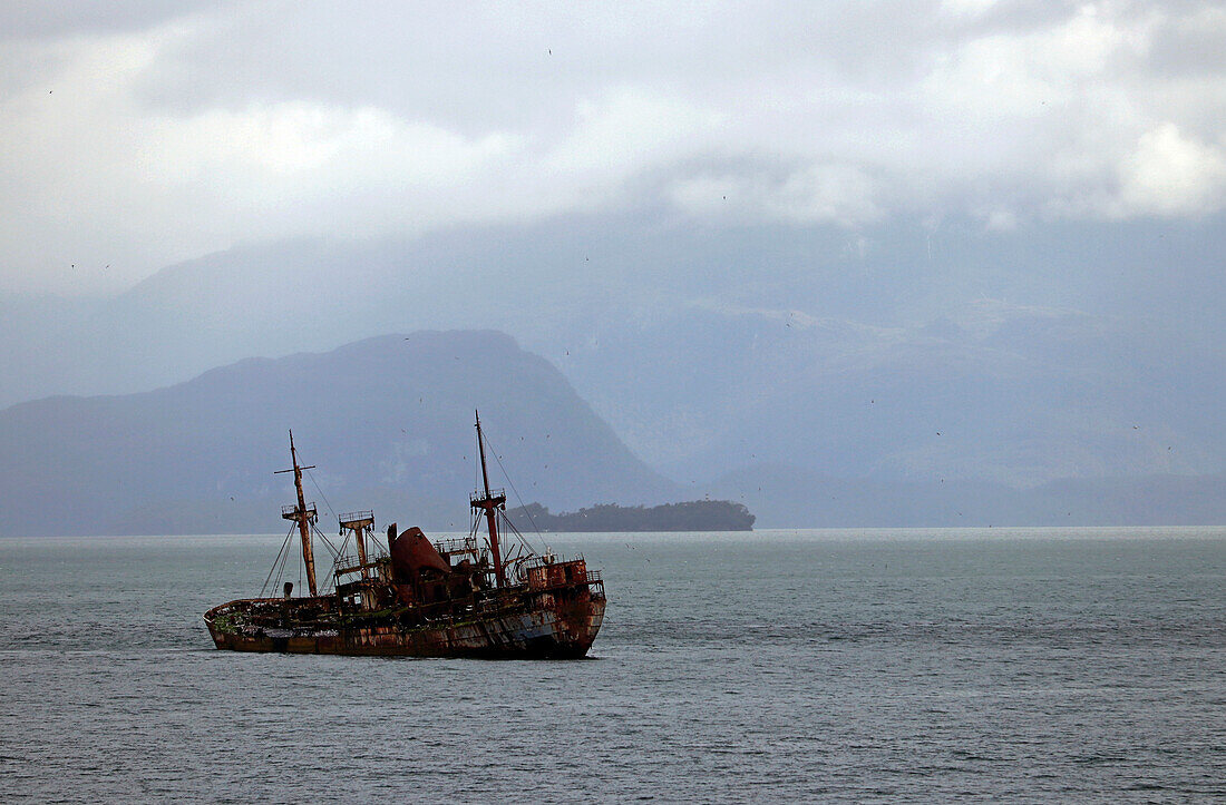 Chile; Südchile; Region Magallanes; Gebirge der südlichen Cordillera Patagonica; auf der Navimag Fähre durch die patagonischen Fjorde; Untiefe Bajo Cotopaxi; Schiffswrack der "Capitan Leonidas"