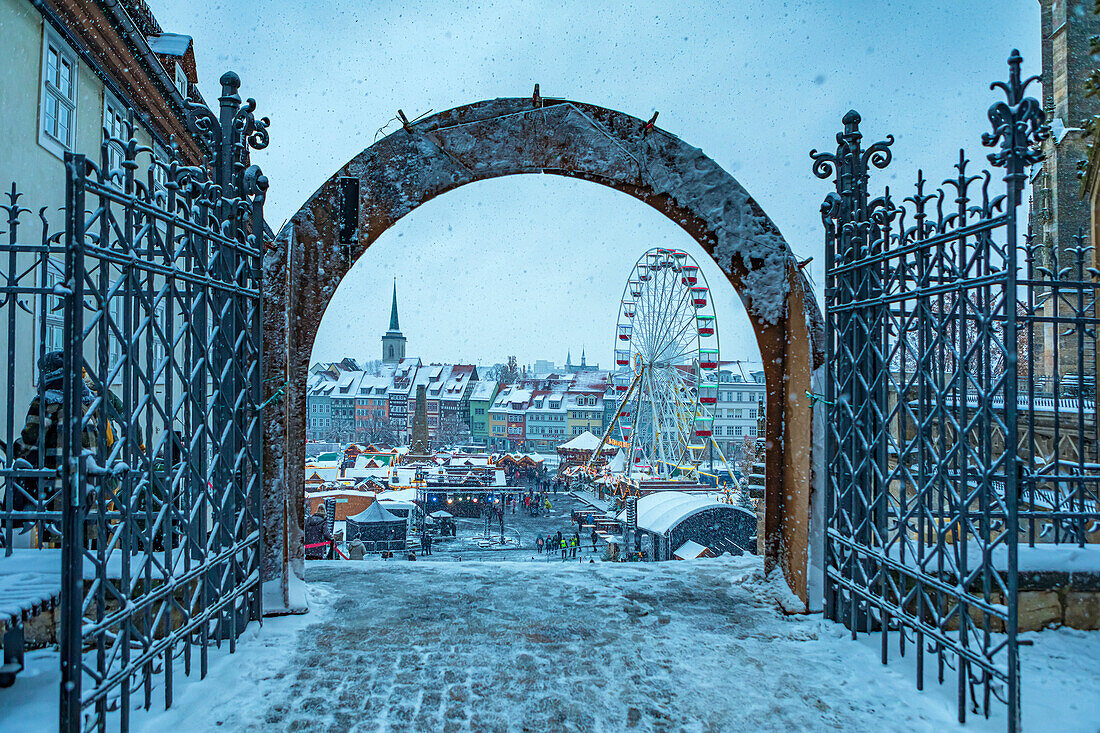 Dom-Ausblick auf Weihnachtsmarkt in Erfurt, Thüringen, Deutschland