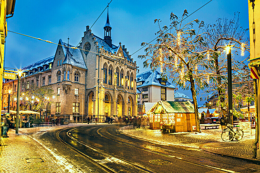 Weihnachtsmarkt vor dem Rathaus in Erfurt, Thüringen, Deutschland