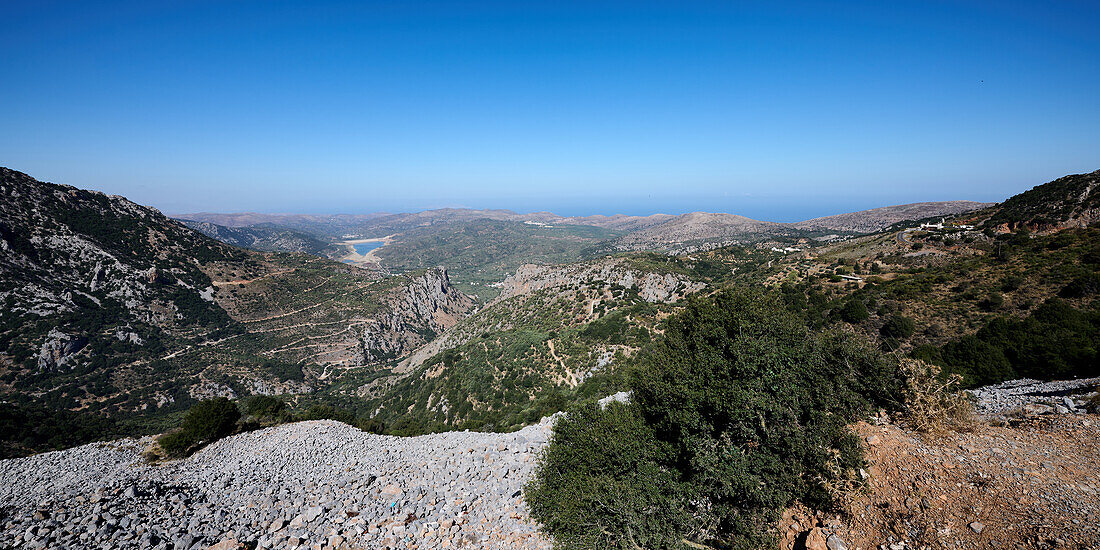 Klick vom Örtchen Ano Kera Richtung Richtung der Bucht von Malia; im Hintergrund der Aposelemi-Staudamm; Kreta, Griechenland