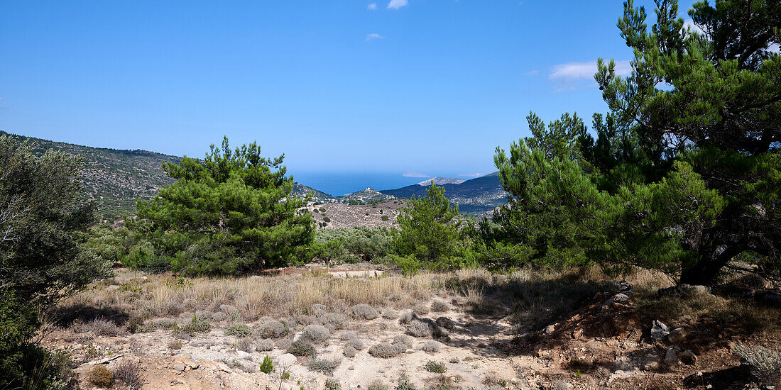 Blick von Kalafmaka auf das kretische Meer; im Hintergrund die Kapelle Agia Fotini; Kreta, Griechenland