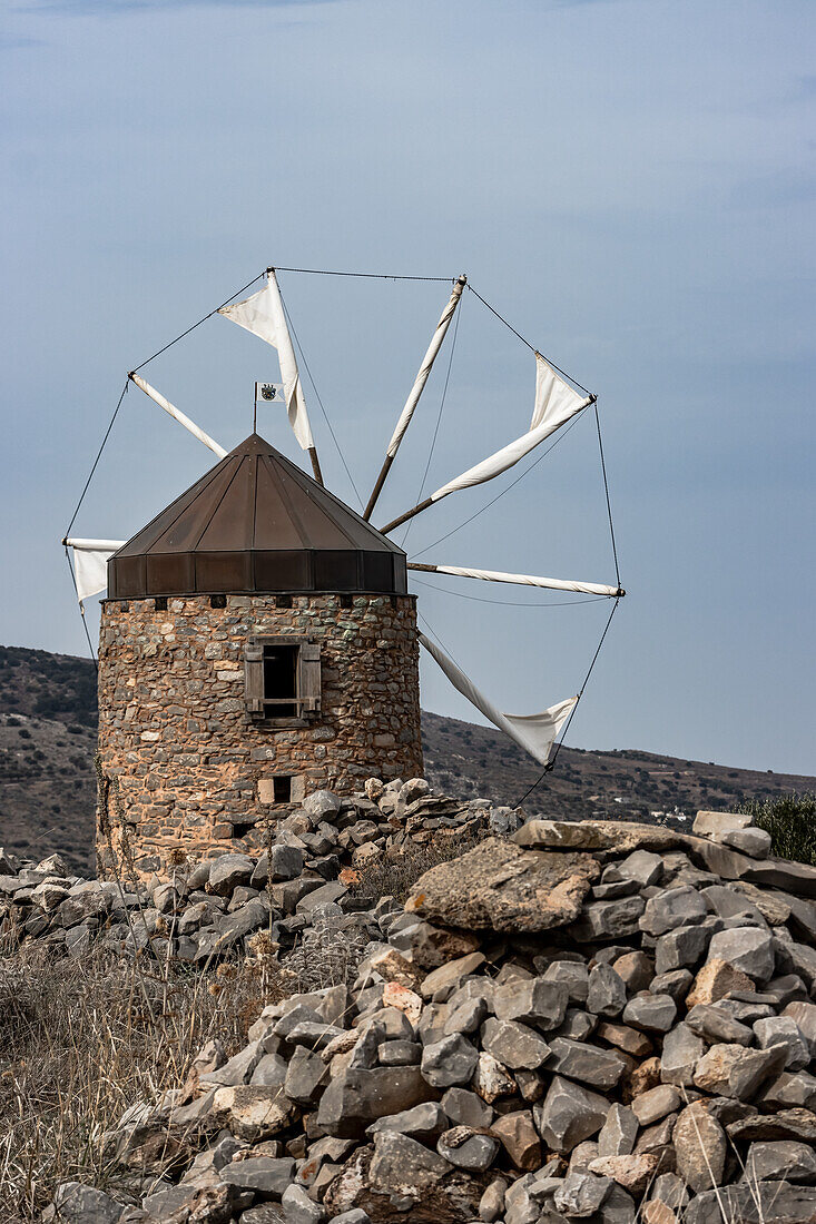 Eine alte Mühle mit Steinmauer in Griechenland