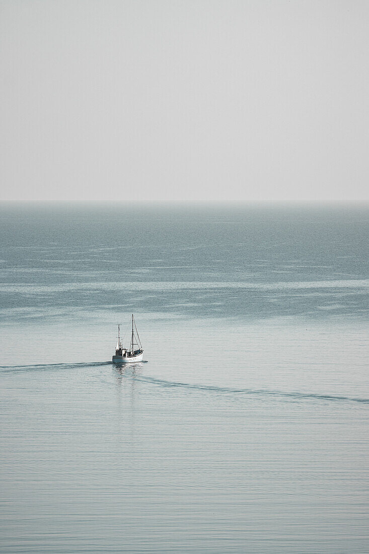 Ein Boot fährt aufs Meer hinaus, Griechenland, Europa