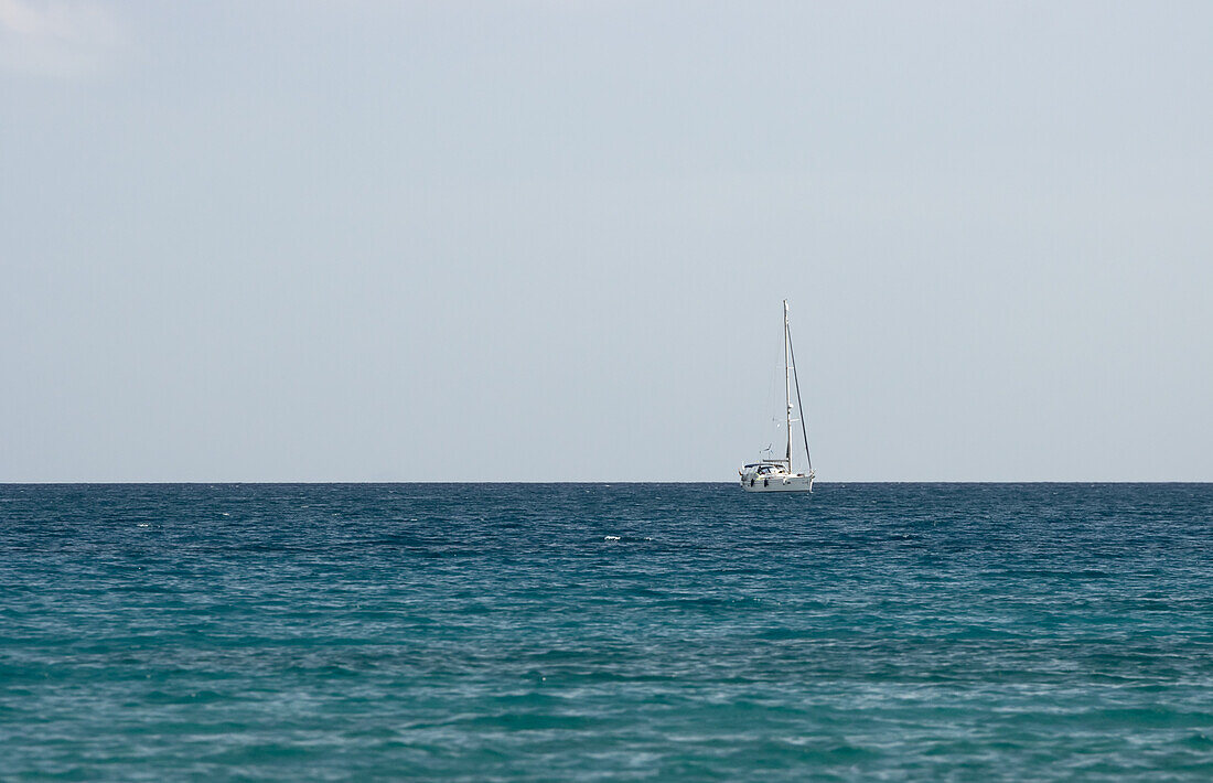 Ein Boot fährt aufs Meer hinaus, Griechenland, Europa
