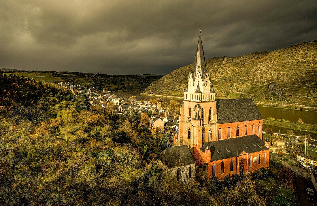 Herbststimmung am Rhein, Blick auf Oberwesel und die Liebfrauenkirche, Oberes Mittelrheintal, Rheinland-Pfalz, Deutschland