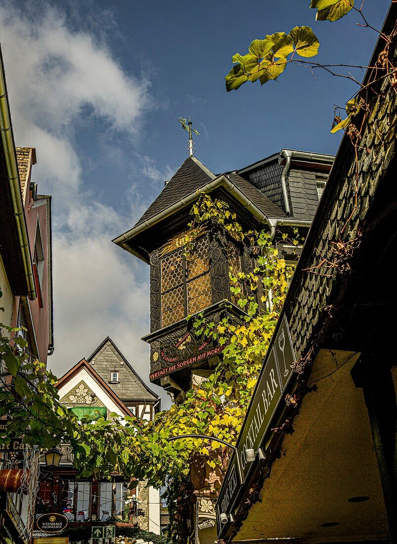 Malerische Fassaden von Cafés und Weinhäusern in der Drosselgasse, Rüdesheim, Oberes Mittelrheintal, Hessen, Deutschland