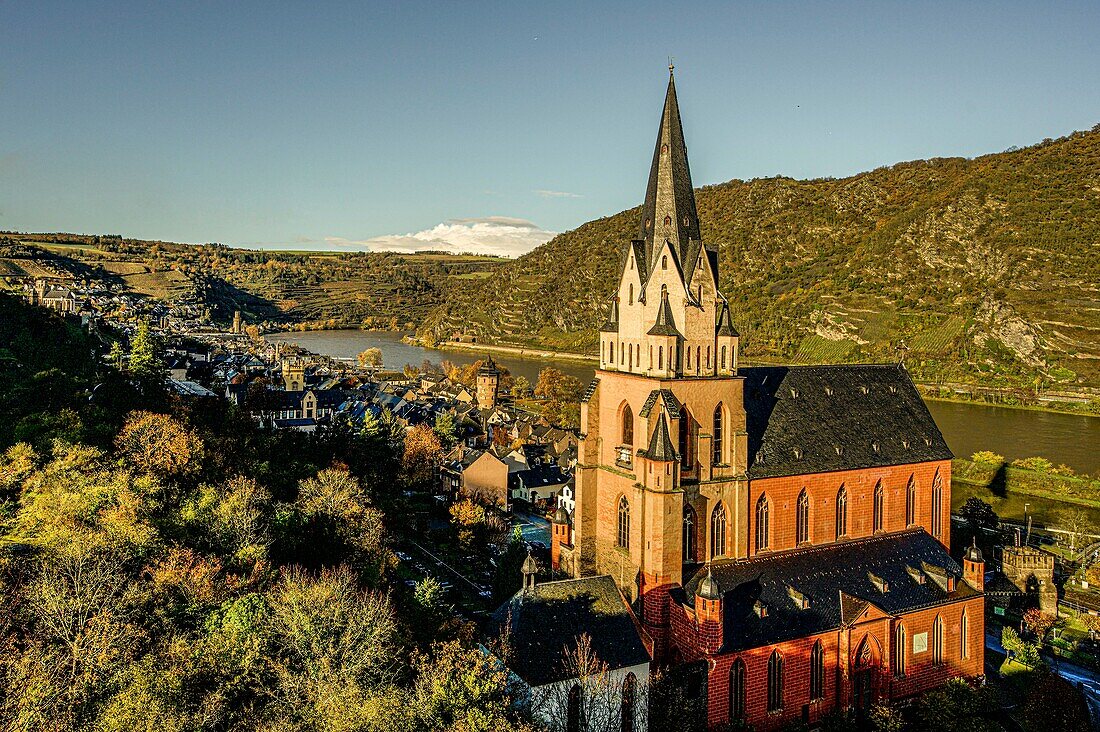 Oberwesel und die Liebfrauenkirche im Herbst, Oberes Mittelrheintal, Rheinland-Pfalz, Deutschland