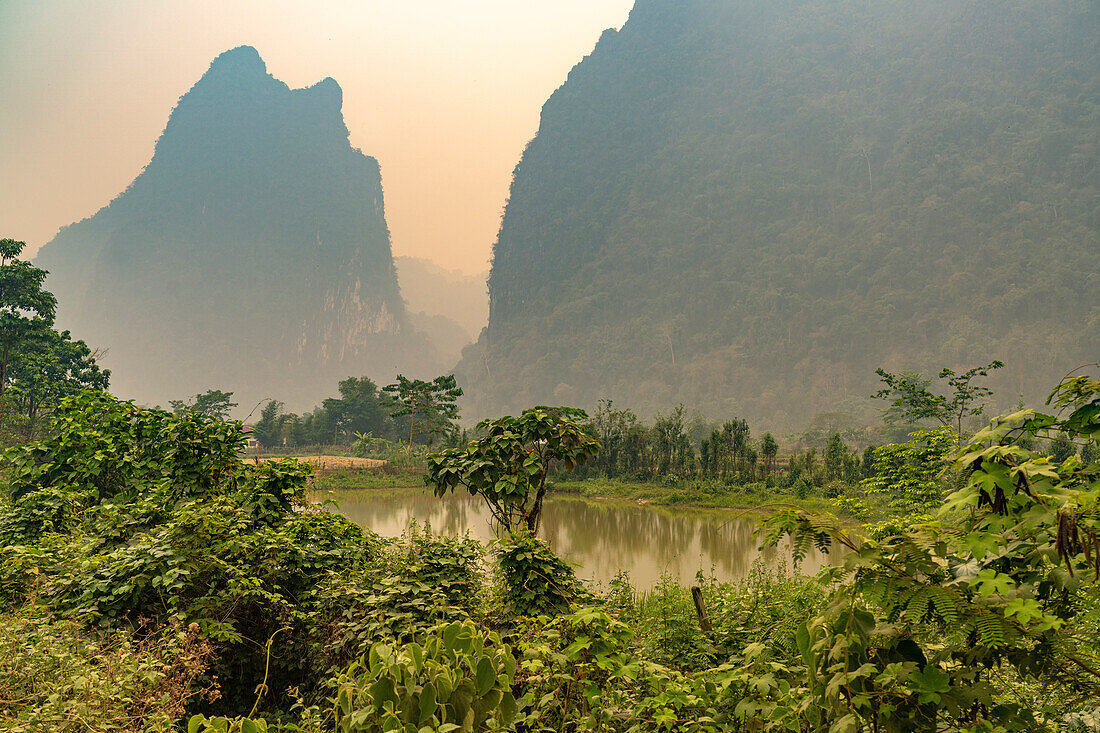 Karstberge in der Landschaft von Vang Vieng, Laos, Asien 