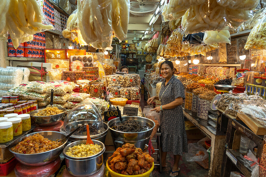 Verkäuferin in ihrem Geschäft mit Lebensmitteln in Chinatown, Bangkok, Thailand, Asien