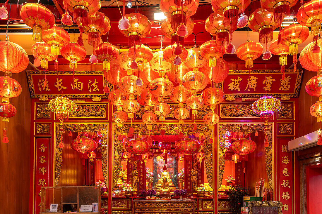 Laternen im chinesisch buddhistischen Tempel Wat Mangkon Kamalawat in Chinatown, Bangkok, Thailand, Asien 