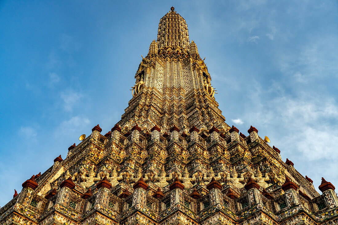 Prang des buddhistische Tempel Wat Arun oder Tempel der Morgenröte in Bangkok, Thailand, Asien