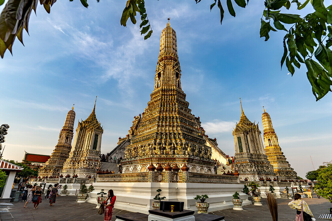 Der buddhistische Tempel Wat Arun oder Tempel der Morgenröte in  Bangkok, Thailand, Asien   