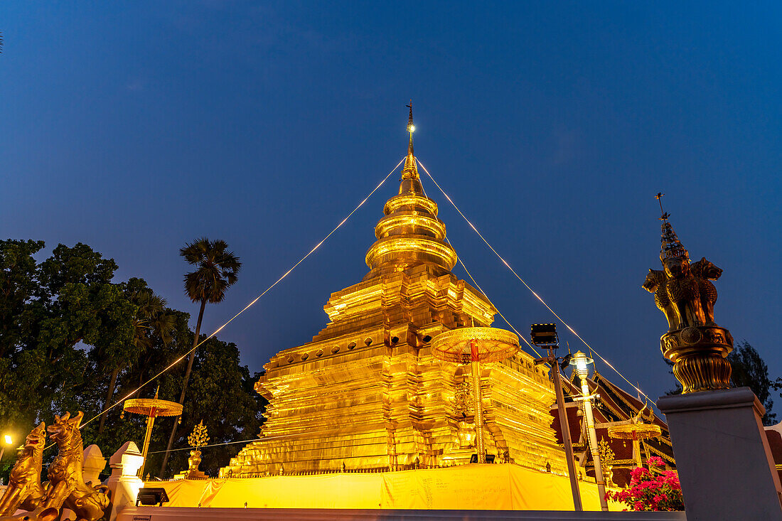 Der goldene Chedi des buddhistischen Tempel Wat Phra That Si in Chom Thong in der Abenddämmerung, Thailand, Asien  