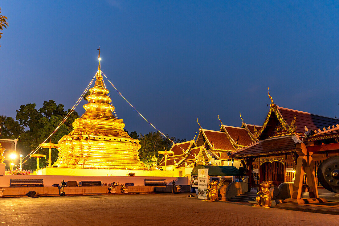 The golden chedi of the Buddhist temple Wat Phra That Si in Chom Thong at dusk, Thailand, Asia