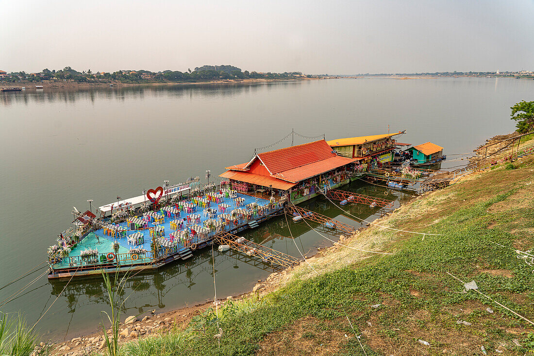 Schwimmendes Restaurant auf dem Mekong und das Mekong-Ufer in Nong Khai und Laos, Thailand, Asien
