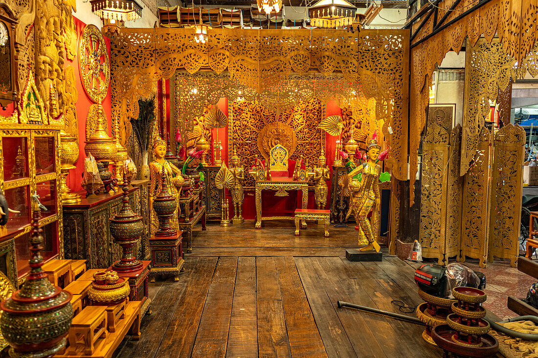 Asiatische Souvenirs in einem Laden des Indochina Markt Tha Sadet, Nong Khai, Thailand, Asien  