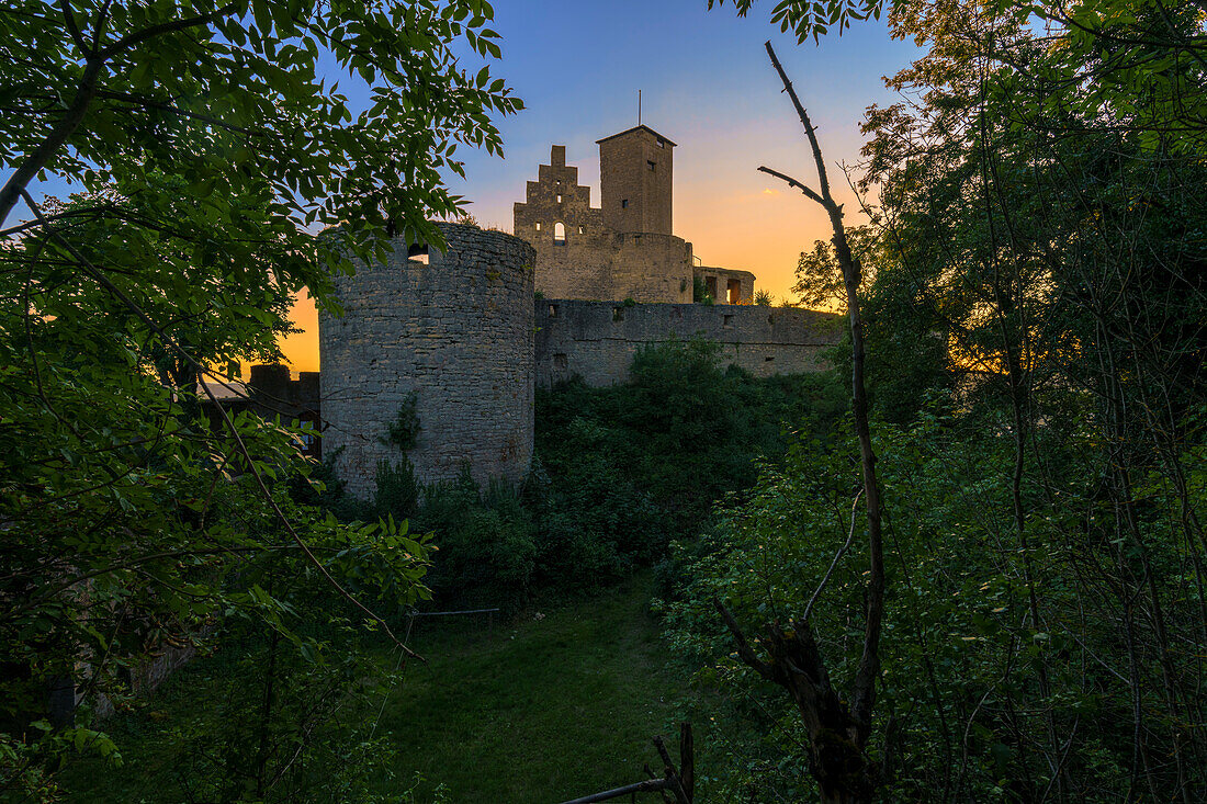 Sonnenuntergang über der Ruine Trimburg in Trimberg, Gemeinde Elfershausen, Landkreis Bad Kissingen, Unterfranken, Franken, Bayern, Deutschland