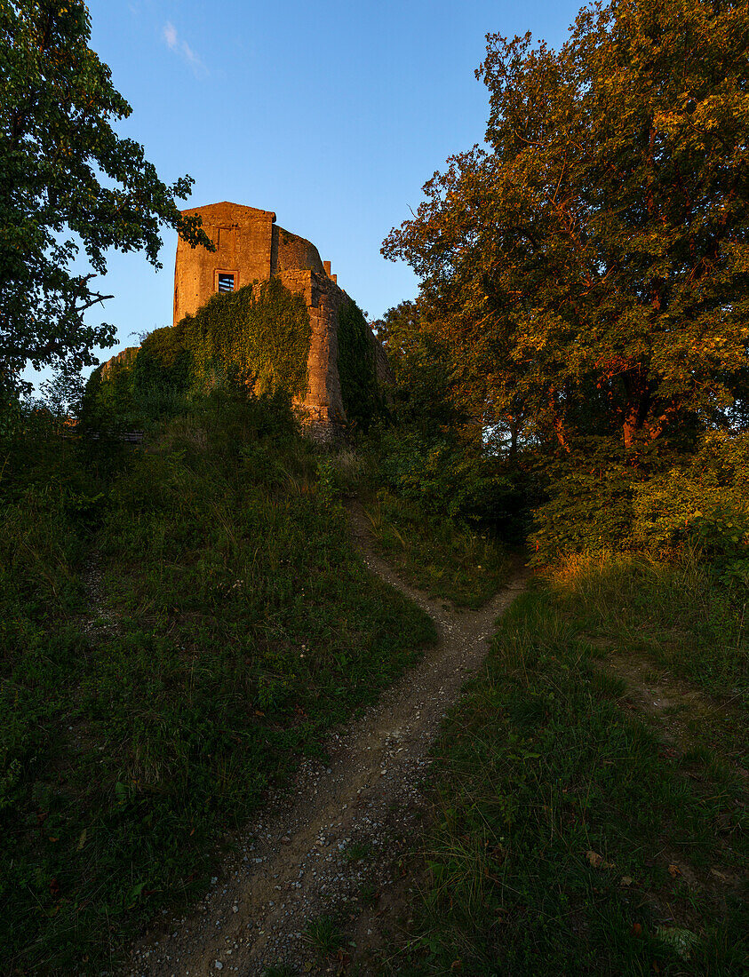 Sonnenuntergang über der Ruine Trimburg in Trimberg, Gemeinde Elfershausen, Landkreis Bad Kissingen, Unterfranken, Franken, Bayern, Deutschland