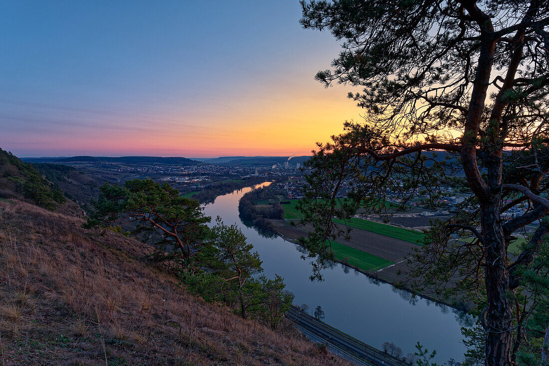 Abend über dem Naturschutzgebiet Grainberg-Kalbenstein am Main bei Karlstadt, Landkreis Main-Spessart, Unterfranken, Bayern, Deutschland