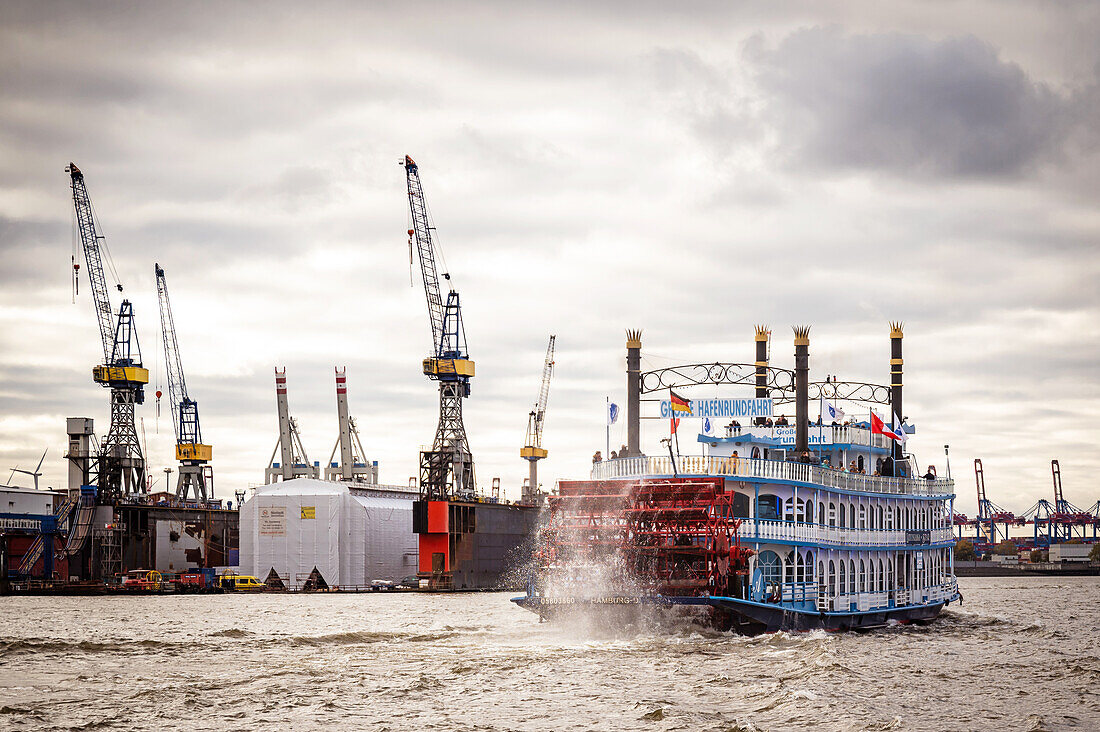 Schaufelraddampfer MS Louisiana Star im Hamburger Hafen, Landungsbrücken, Hafen Hamburg, Deutschland