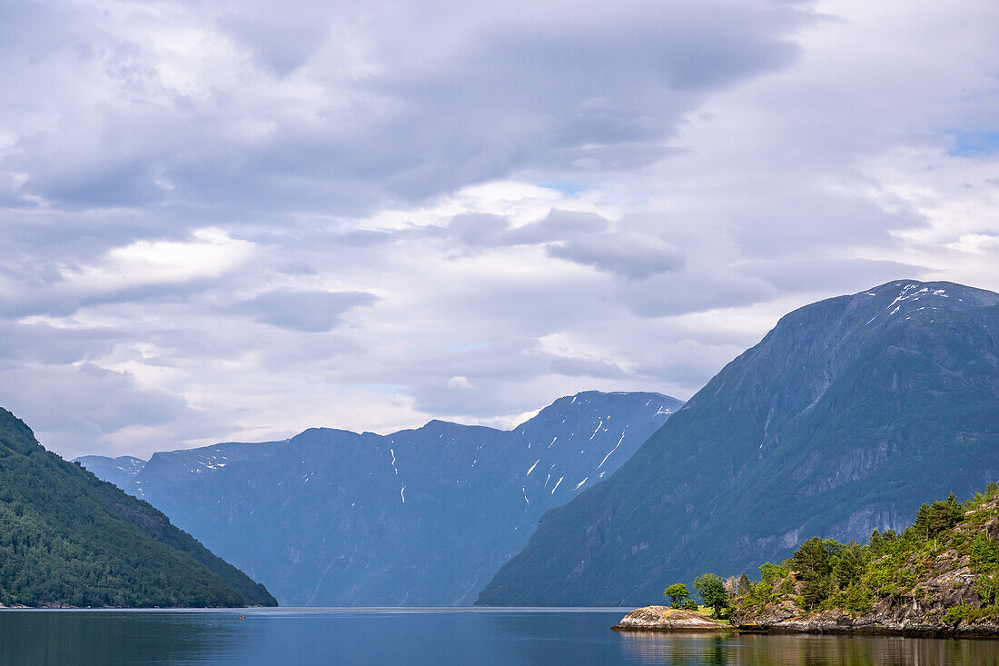 Blick auf den Sunnylvsfjord in der Provinz Møre og Romsdal, Hellesylt, Norwegen