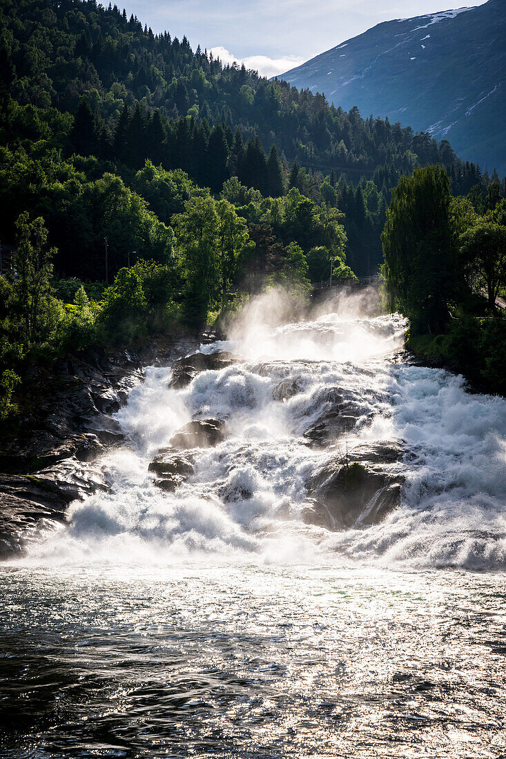 Wasserfall in Hellesylt, Provinz Møre og Romsdal, Norwegen