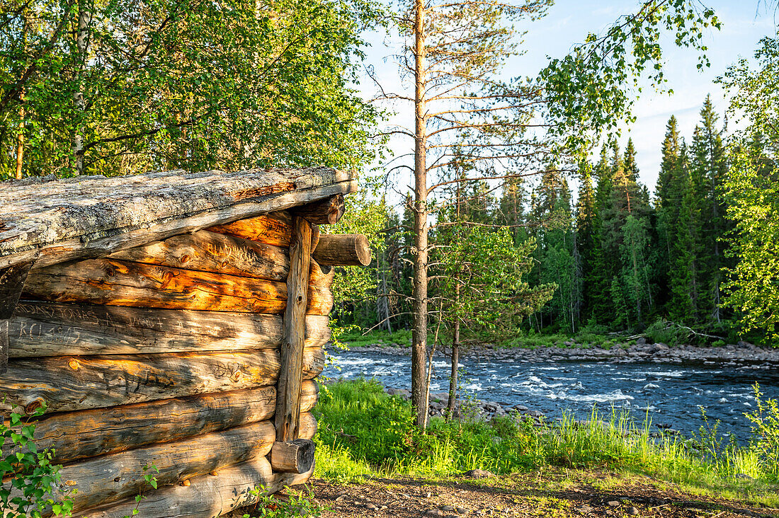 Wildmark Campingplatz mit einer Schutzhütte, nature Campground, Oesterdalaelven, Idre, Provinz Dalarna, Schweden