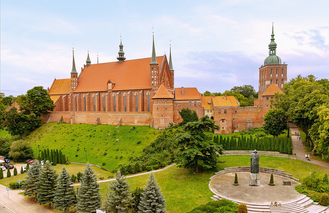 Cathedral Hill, Cathedral (Frauenburg Cathedral), Bishop's Palace (Stary Pałac Biskupi), High Tower (Wieża Radziejowskiego), Copernicus Tower (Wieża Kopernika) and Nicholas Copernicus Monument in Frombork (Frauenburg) in the Warmińsko-Mazurskie Voivodeship of Poland