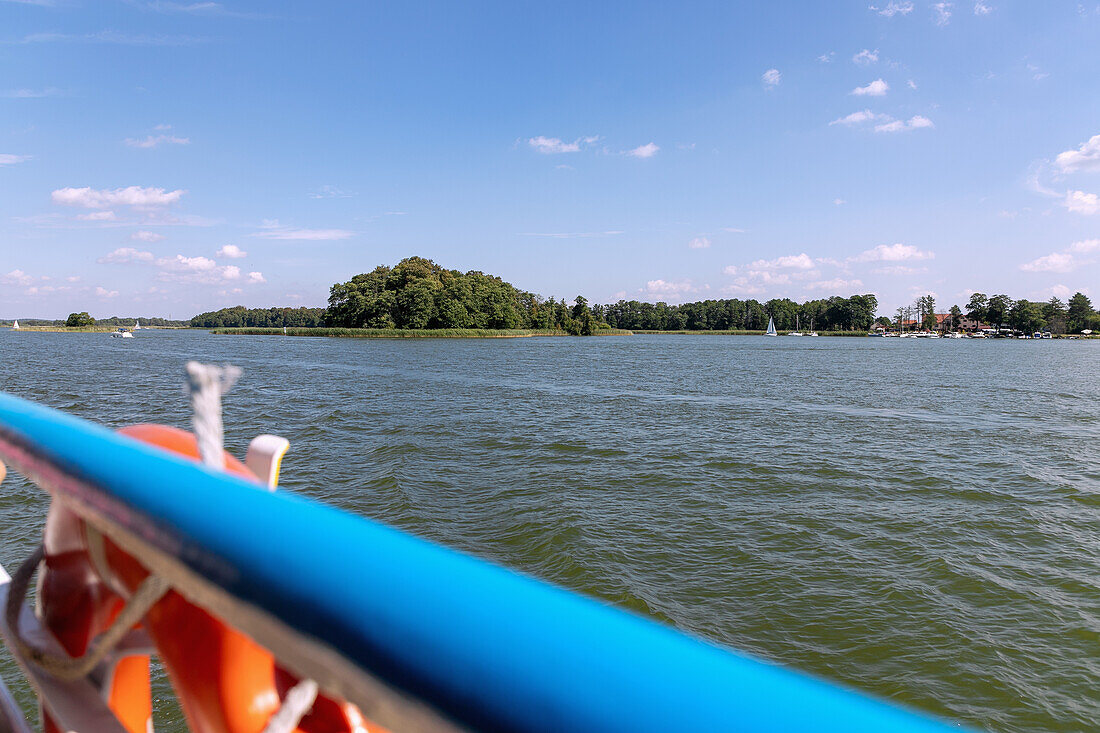 Ausflugsschiff auf dem Jezioro Beldanskie (Beldahnsee) mit Blick auf Port Wierzba in den Masuren (Mazury) in der Wojewodschaft Warmińsko-Mazurskie in Polen