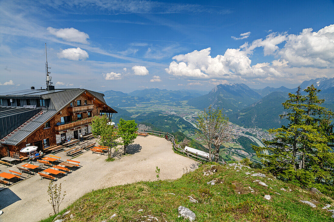 Mehrere Personen sitzen am Pendlinghaus mit Inntal im Hintergrund, Brandenberger Alpen, Tirol, Österreich