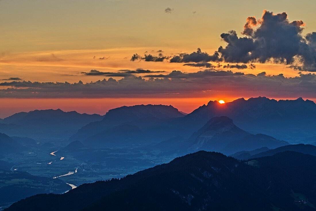 Sonnenaufgang über dem Kaisergebirge über dem Inntal, von der Gratlspitze, Wildschönau, Kitzbüheler Alpen, Tirol, Österreich 