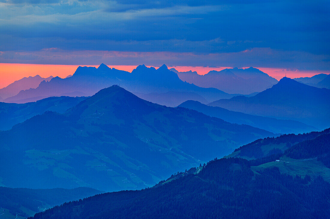 Wolkenstimmung über Loferer Steinbergen mit Hoher Salve und Kitzbüheler Horn im Mittelgrund, von der Gratlspitze, Wildschönau, Kitzbüheler Alpen, Tirol, Österreich 