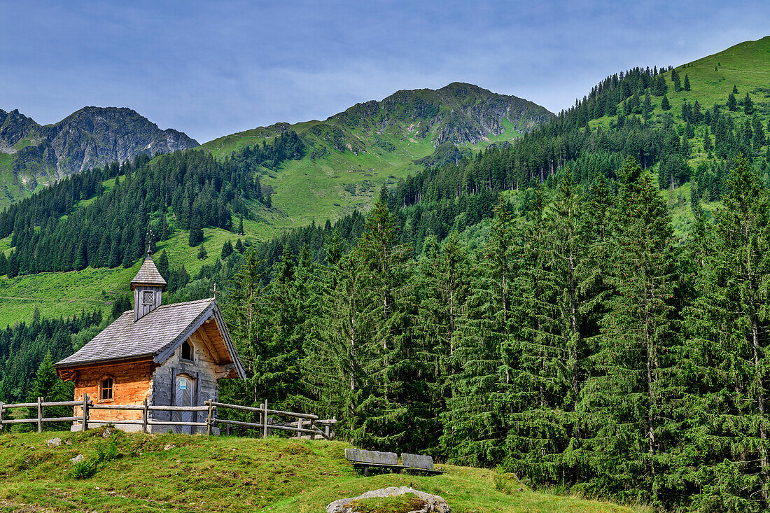 Holzkapelle mit Kitzbüheler Alpen im Hintergrund, Wildschönau, Kitzbüheler Alpen, Tirol, Österreich 